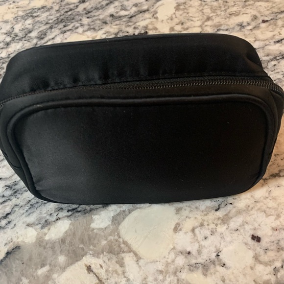 🔥GIORGIO ARMANI PARFUME UNISEX Travel BAG NO CALLOUTS CLEAN. NEVER USED - Picture 2 of 6